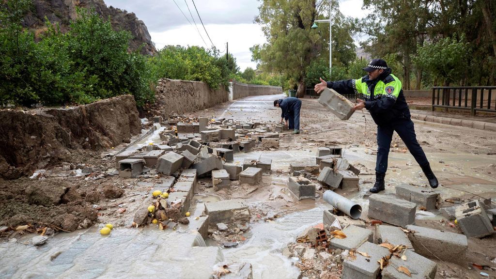 Policías locales de Blanca, Murcia, retiran los bloques de un muro derribado por las fuertes lluvias