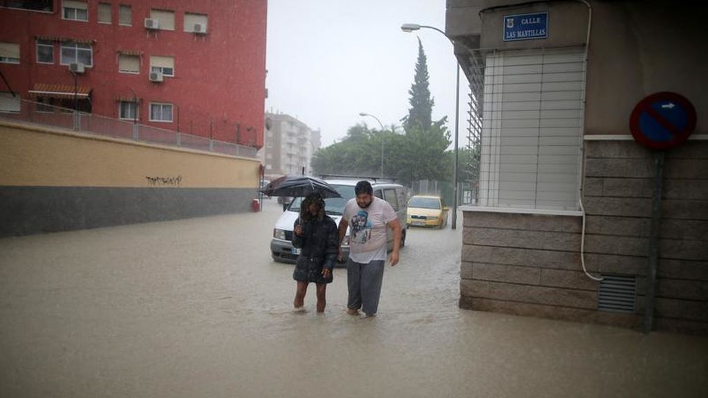 Vecinos por la calle tras el desbordamiento del río Segura