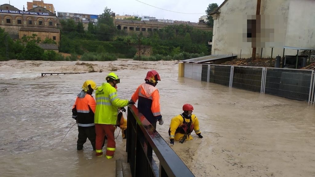 Los ríos clariano y cànyoles se desbordan a su paso por ontinyent y moixent y obligan a rescatar a varias personas