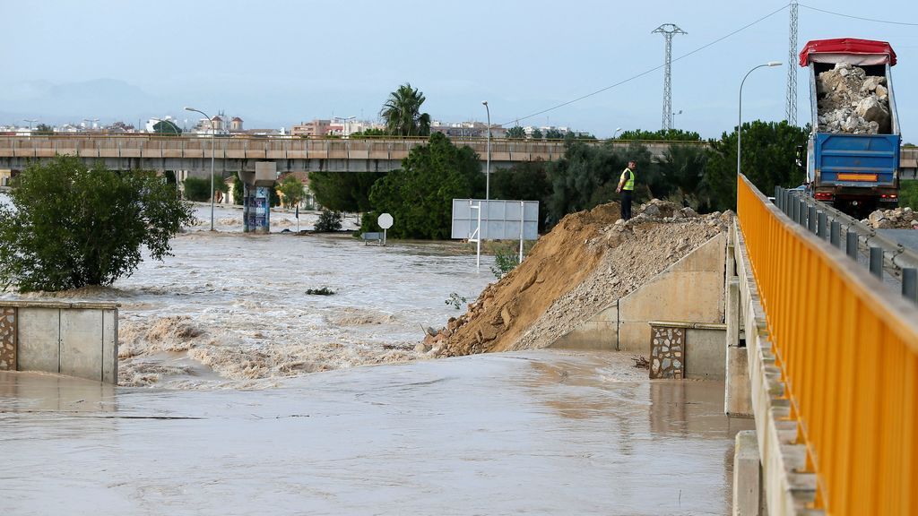 Las intensas lluvias han obligado a evacuar una pedanía de Almoradí