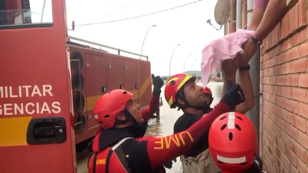 Angustioso rescate de un bebé en Almoradí, Alicante, aislado por la gota fría