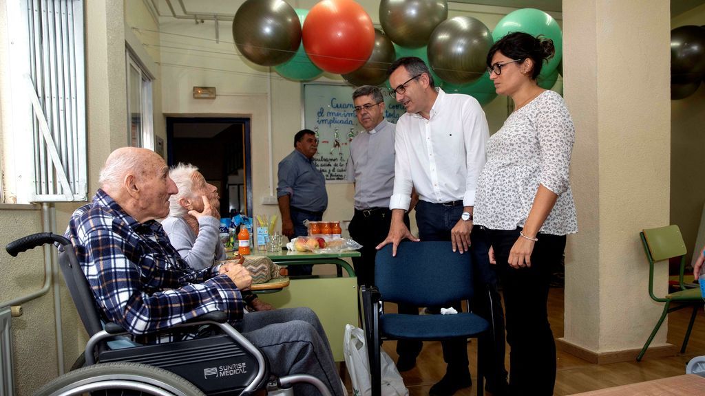 El secretario general del PSOE de Murcia en un instituto donde se encuentran los vecinos desalojados
