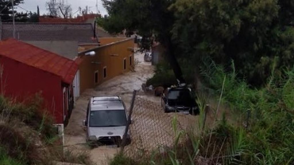 Las fuertes lluvias torrenciales obligan a desalojar Almoradí