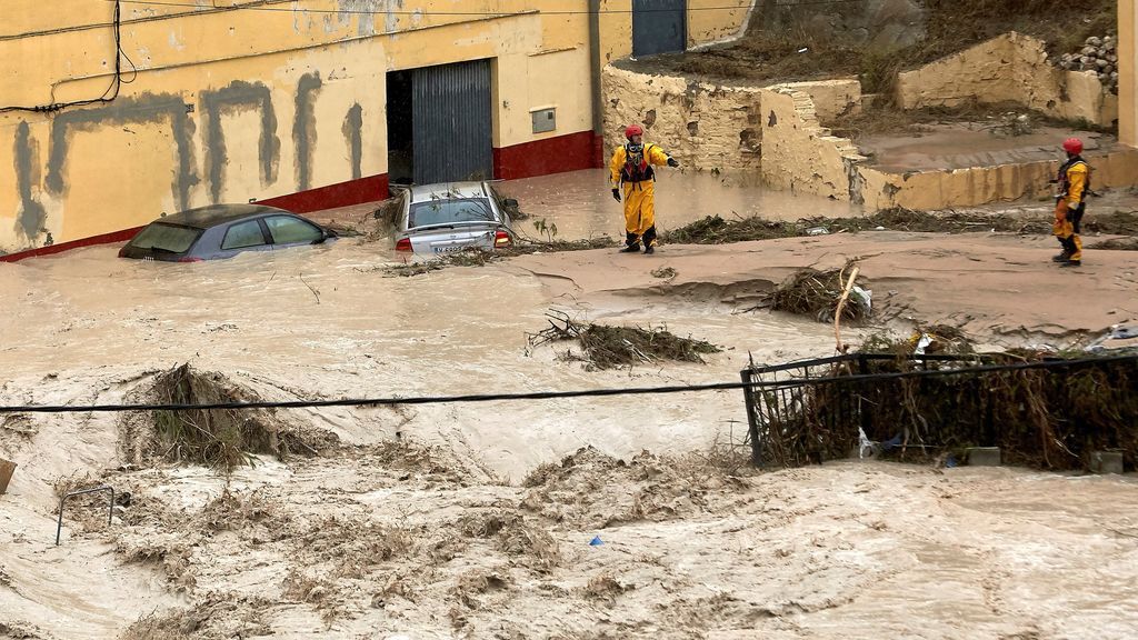 Miembros del equipo de rescate inspeccionan Ontinyent