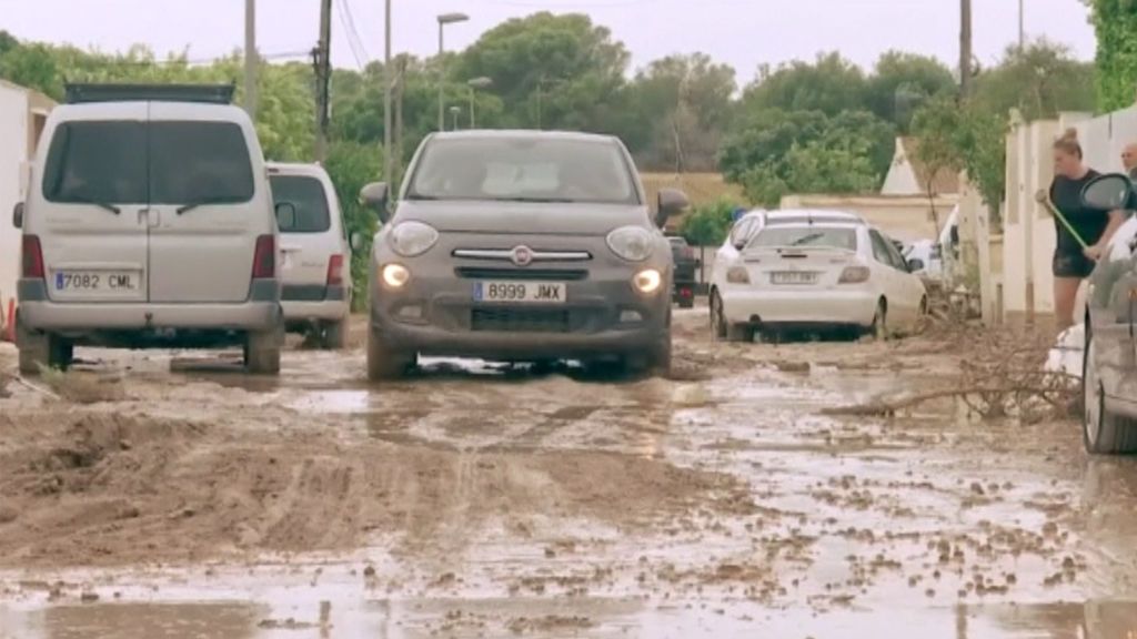 Miles de vecinos sin descanso para achicar agua y limpiar los destrozos de la gota fría en Murcia