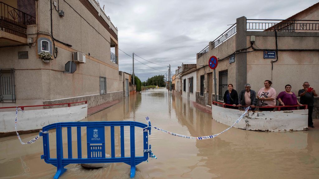 Vecinos del barrio de la huerta de abajo de Molina de Segura, afectada por el desbordamiento del rio Segura