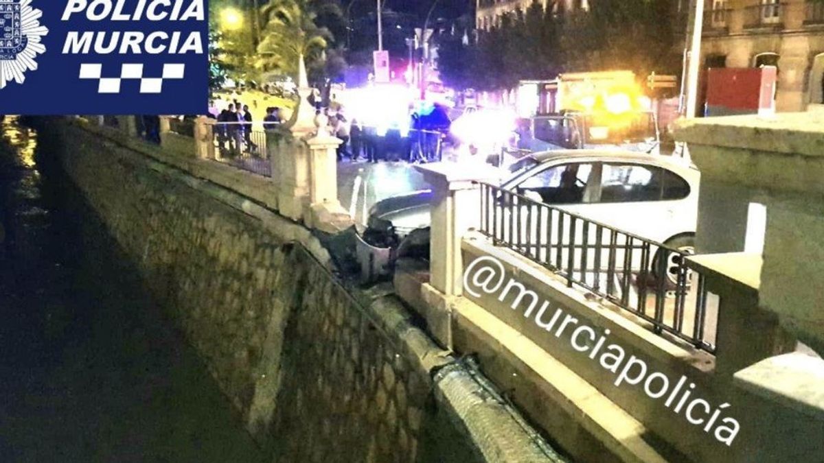 Un presunto ladrón de coches, a punto de caer al río tras chocar contra un puente mientras huía en Murcia