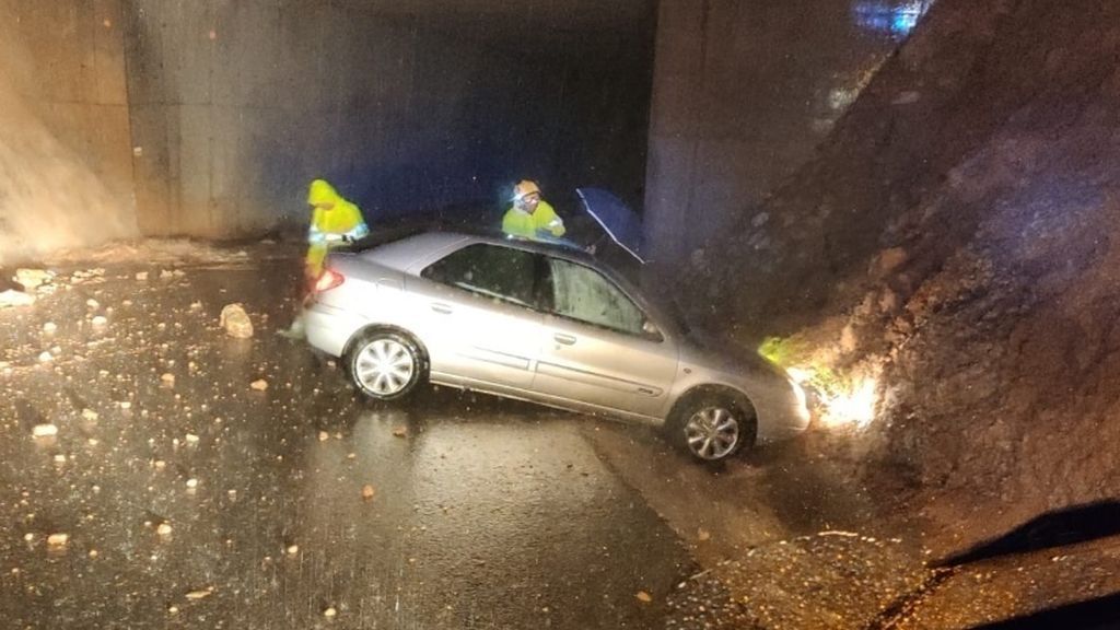 Un coche atrapado en una carretera de Alicante por los efectos de la DANA