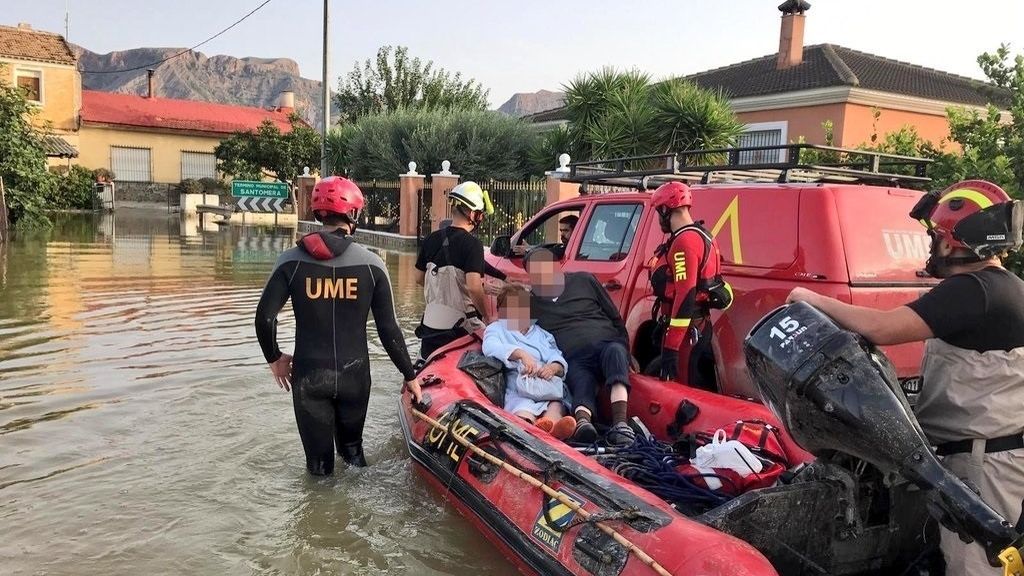 Efectivos de la UME rescatan a personas aisladas por la DANA en Alicante