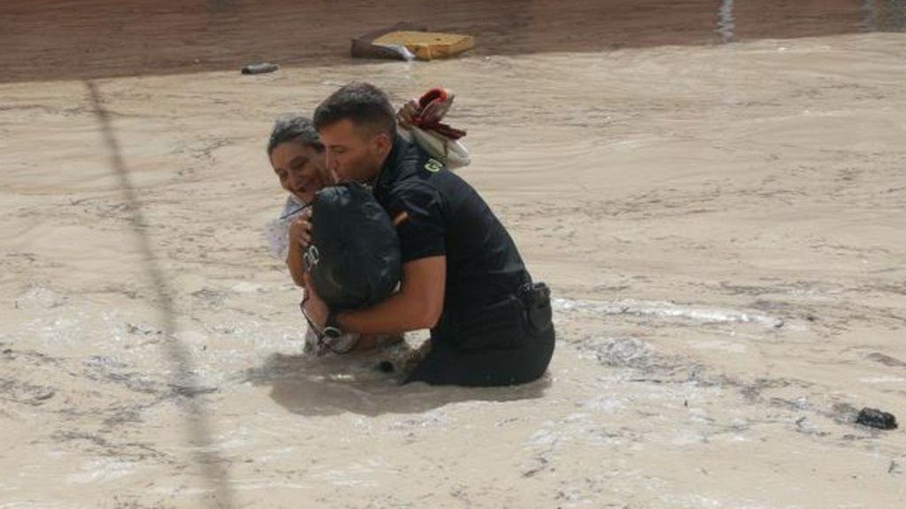Un guardia civil rescatando a una mujer en medio de las riadas