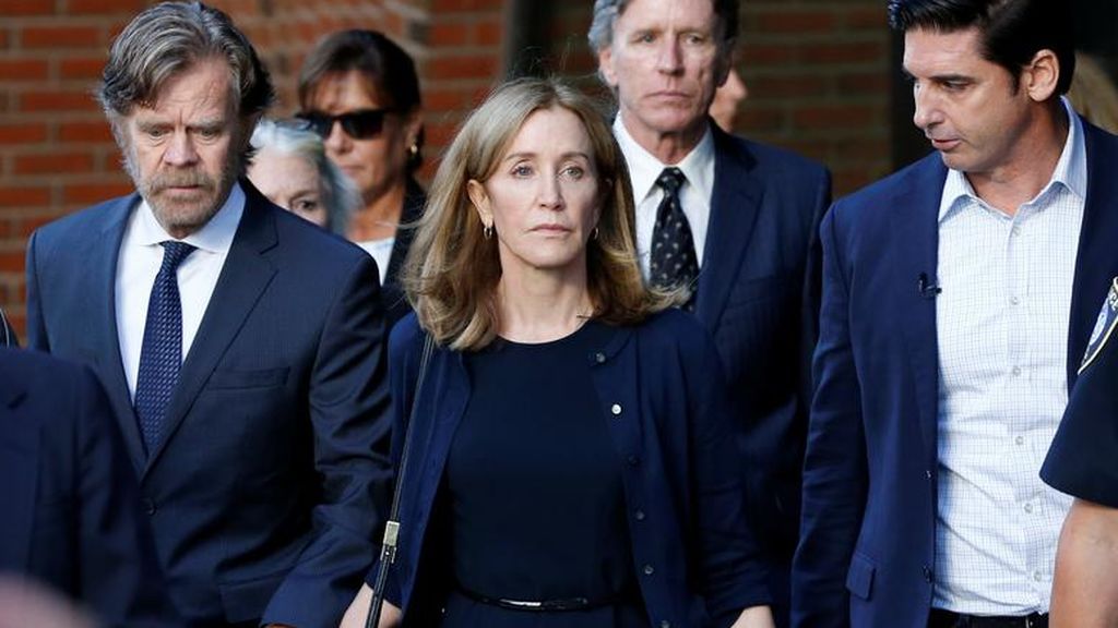 Condenan a la actriz Felicity Huffman por la trama de sobornos en universidades