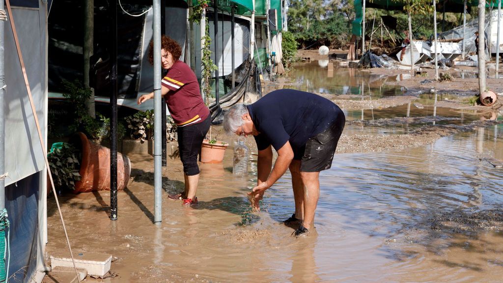 Varias personas intentan coger sus cosas tras inundarse el Camping de Cabo de Gata Níjar de Almería