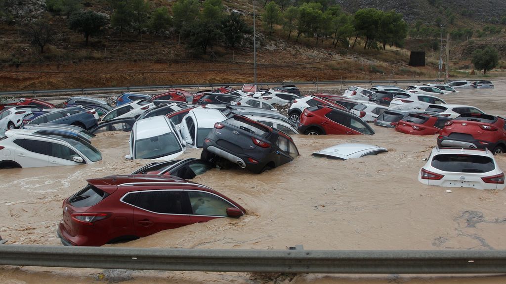 Cientos de coches permanecen inundados tras el paso de la Gota Fría en un depósito de vehículos en Orihuela