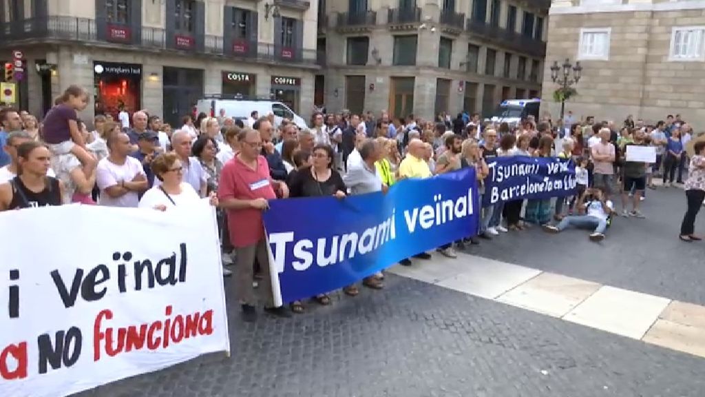 Un 'tsunami vecinal' recorre las calles de Barcelona para denunciar la inseguridad