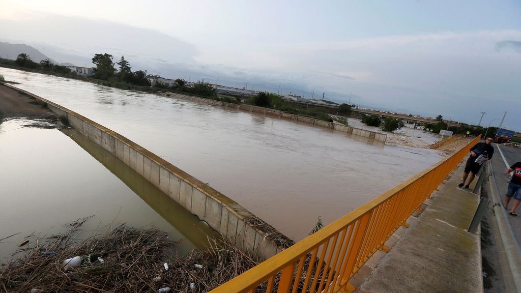 Evacuan la pedanía de Almoradí y desalojos en ocho municipios de Alicante