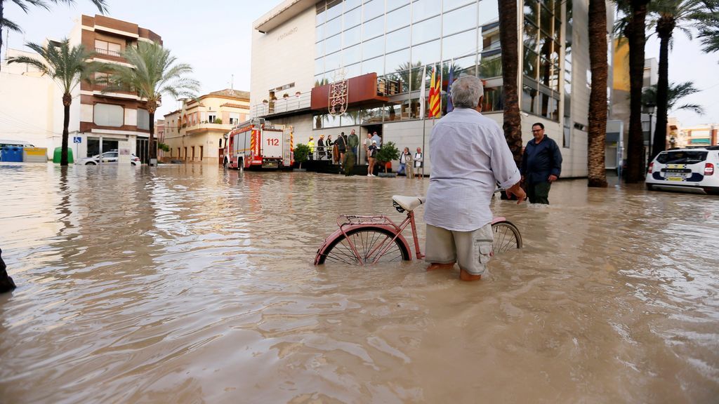 Vecinos de la población alicantima de Dolores con el agua hasta la cintura