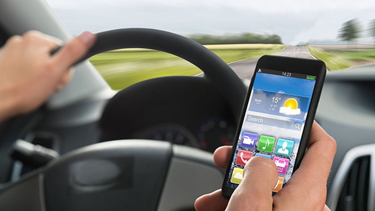Radiografía de los accidentes de tráfico por distracciones: el 90% de conductores usa el móvil en marcha Radiografía de los accidentes de tráfico por distracciones: el 90% de conductores usa el móvil en marcha