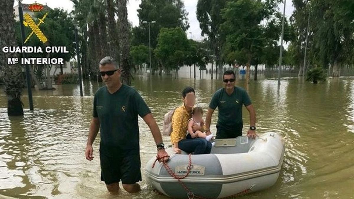 Evacúan en lancha a un bebé con fiebre y auxilian a más de 1.900 personas en la provincia de Alicante