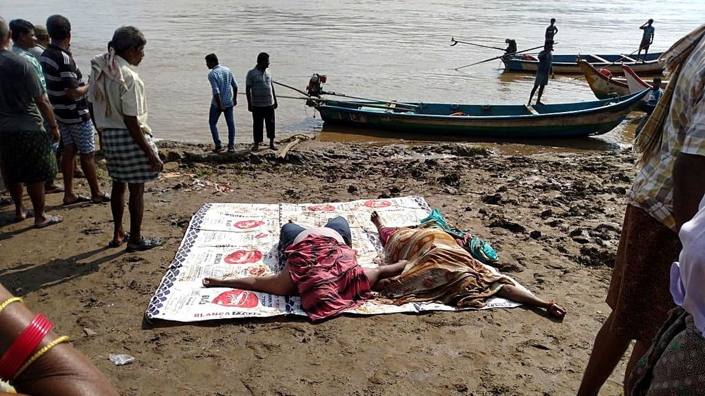 Doce muertos y 28 desaparecidos tras el vuelco de una embarcación turística en India Doce muertos y 28 desaparecidos tras el vuelco de una embarcación turística en India