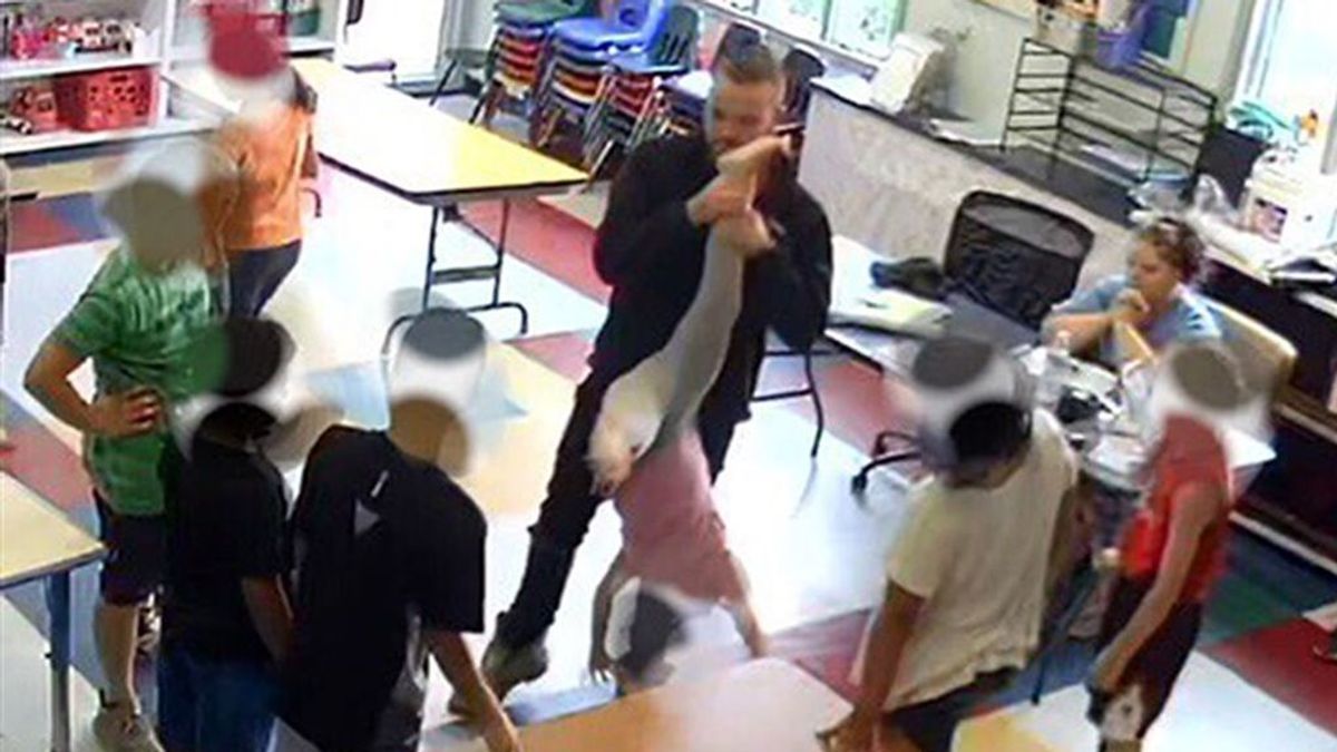 Un empleado de guardería se suma al acoso a una niña de 5 años colgándola por los tobillos