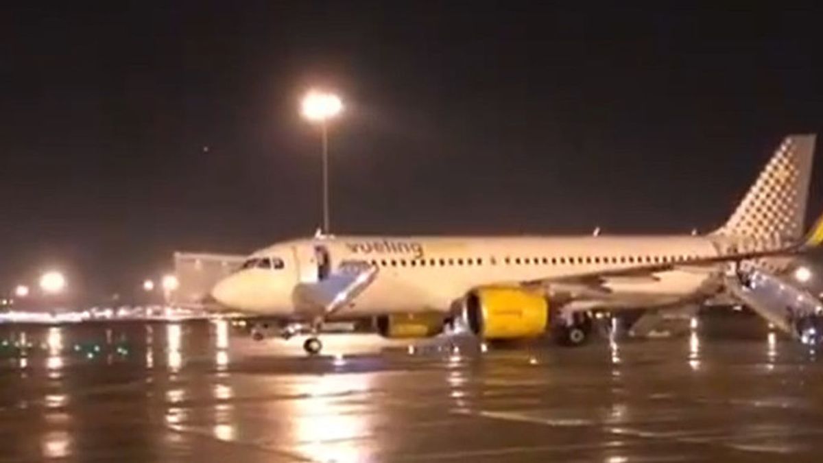 Evacuación de emergencia de un avión Vueling en el Aeropuerto de El Prat Evacuación de emergencia de un avión Vueling en el Aeropuerto de El Prat