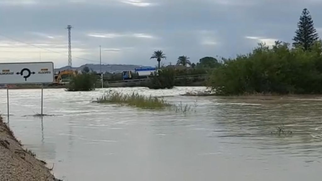 La gota fría arrasa Alicante: el agua amenaza con inundar Heredades y Almoradí