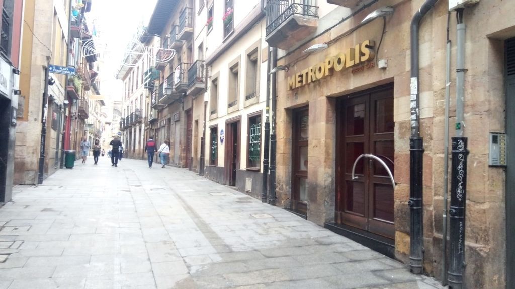 Detenido un menor por apuñalar al portero de un bar en Oviedo
