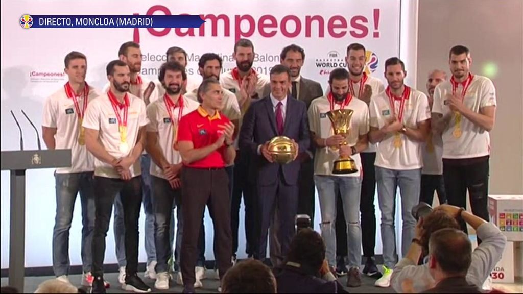 Las ‘disculpas’ de Pedro Sánchez con Sergio Scariolo al recibir a los campeones: “Gracias a todos y al extraordinario entrenador que tenemos”