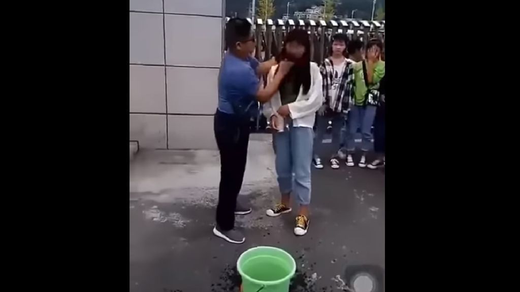 Polémica en China por un vídeo en el que un profesor lava la cara de sus alumnas por ir maquilladas Polémica en China por un vídeo en el que un profesor lava la cara de sus alumnas por ir maquilladas