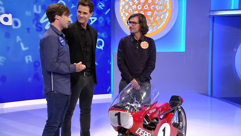 Pablo y Gelete recuerdan a su padre Ángel Nieto con su primera moto de campeón