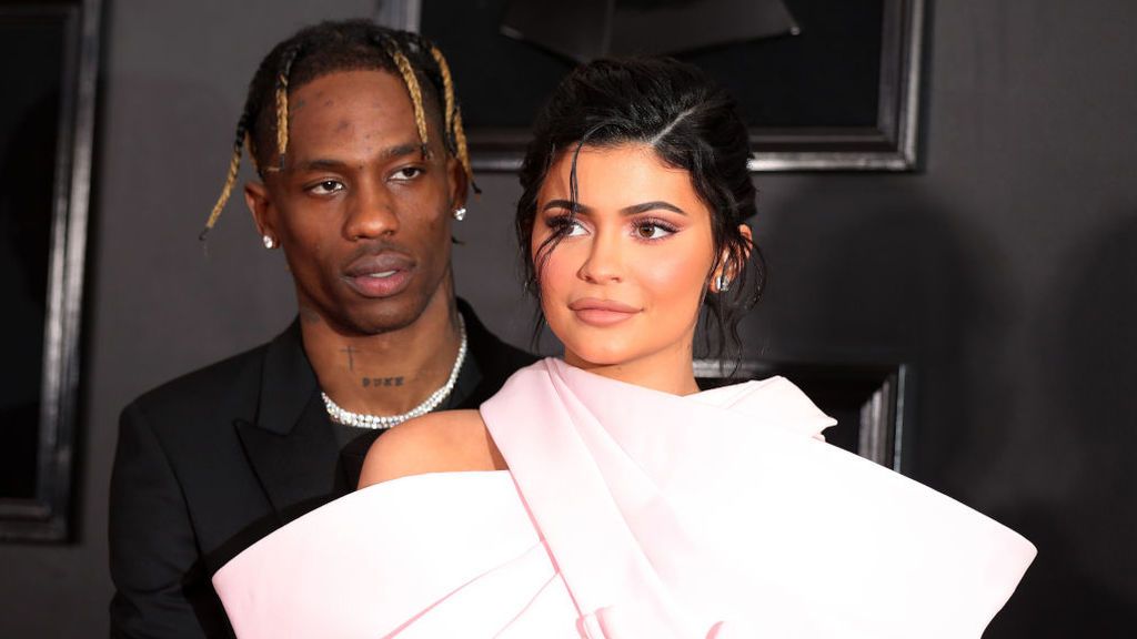 Kaylie Jenner y Travis Scott en la alfombra roja de los Grammy Kaylie Jenner y Travis Scott en la alfombra roja de los Grammy