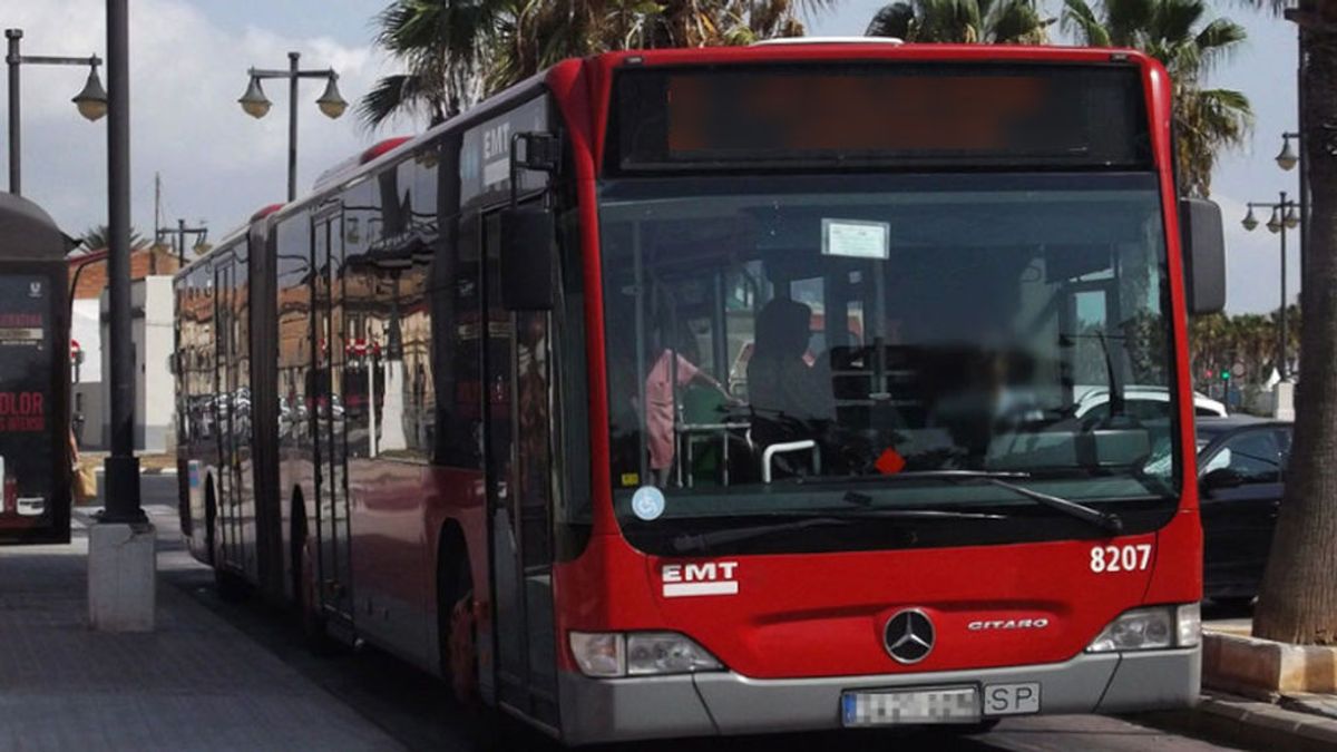Detienen a un hombre de 54 años por masturbarse sobre una menor de edad a bordo de un autobús en Valencia