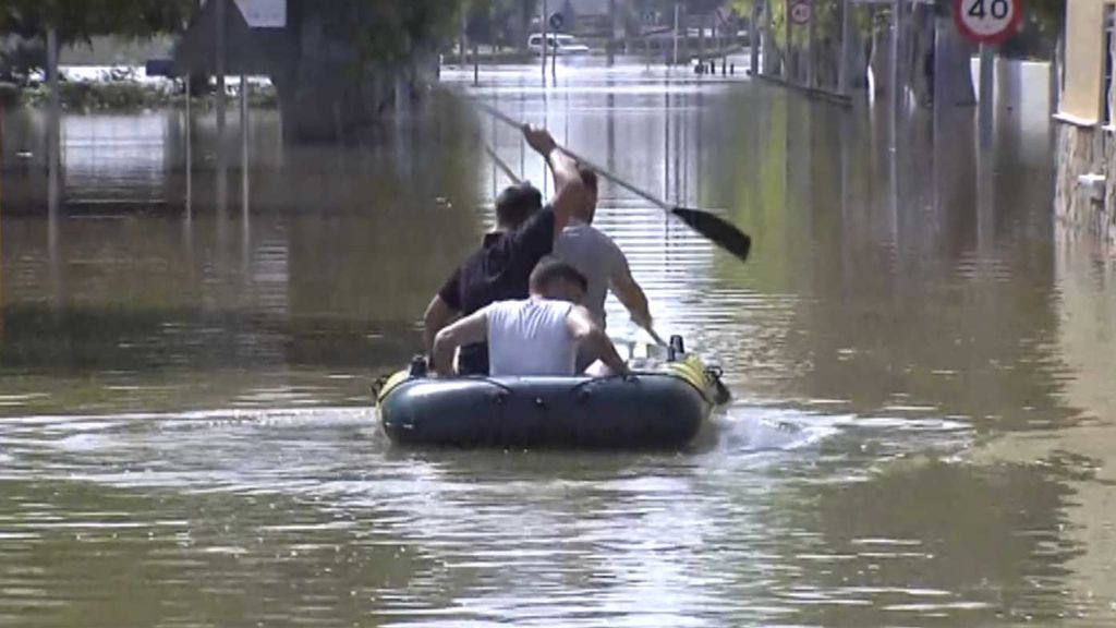 Siguen limpiando con el agua a la cintura en Alicante