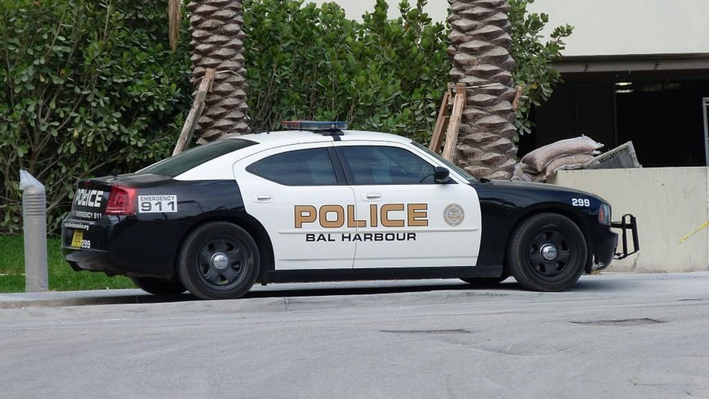 Pareja de Florida arrestada tuvo relaciones sexuales en la parte trasera del vehículo policial Pareja de Florida arrestada tuvo relaciones sexuales en la parte trasera del vehículo policial