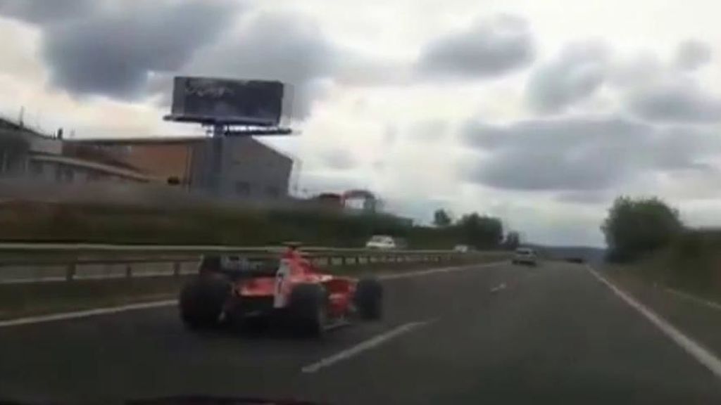Un Fórmula 1 adelantando a gran velocidad por una autopista checa
