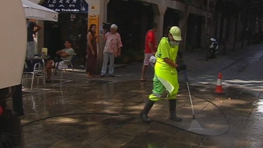 Los Ayuntamientos destinan miles de euros en limpiar las calles de chicles