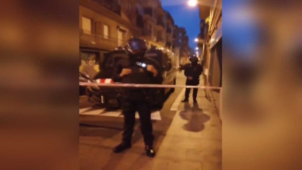 Gran despliegue de los Mossos para desalojar la casa okupa ‘Ka la Kastaña’ en Barcelona