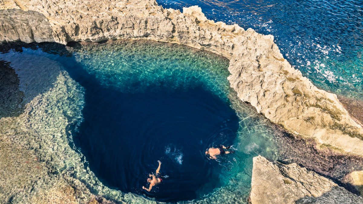 La aventura de los 'blue hole': cruzar al inframundo a través de cuevas submarinas