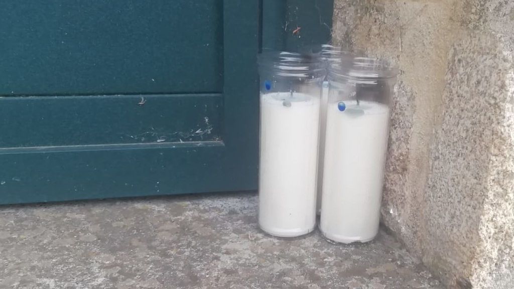 velas en la entrada de la vivienda