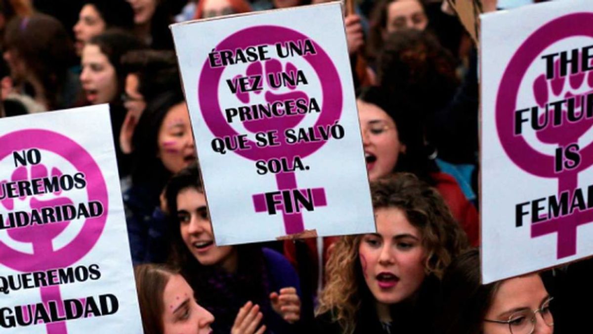 Condenados a seis meses de cárcel por llamar golfas y mandar a fregar a las participantes de una marcha feminista en Sevilla