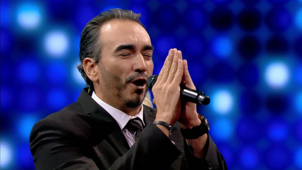 José Manuel intenta ganarse a las madres de 'MQC' cantando por Julio Iglesias