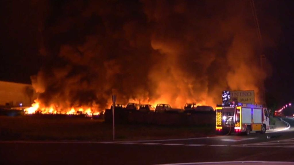 Investigan un impresionante incendio en un desguace de Pontevedra