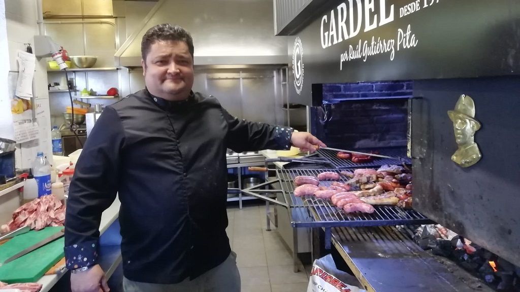 Raúl se ha reinventado porque no puede competir con los precios del comedor de Inditex