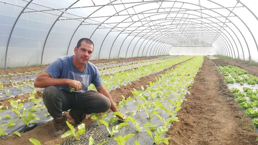 Gustavo cultiva productos ecológicos que, después, vende a Inditex