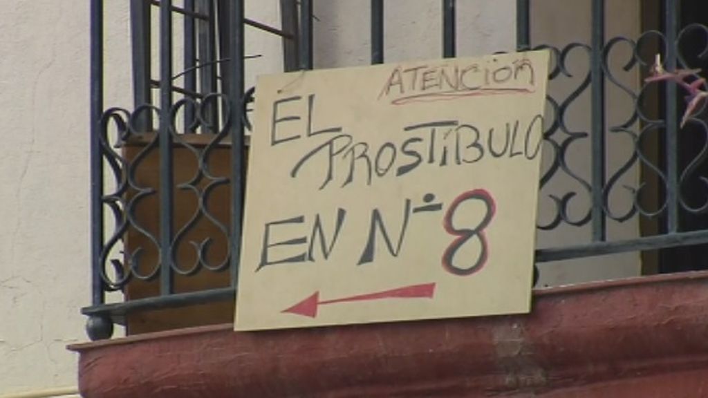 "El prostíbulo en el nº 8", unos vecinos de Castellón cuelgan un cartel ante su desesperada situación