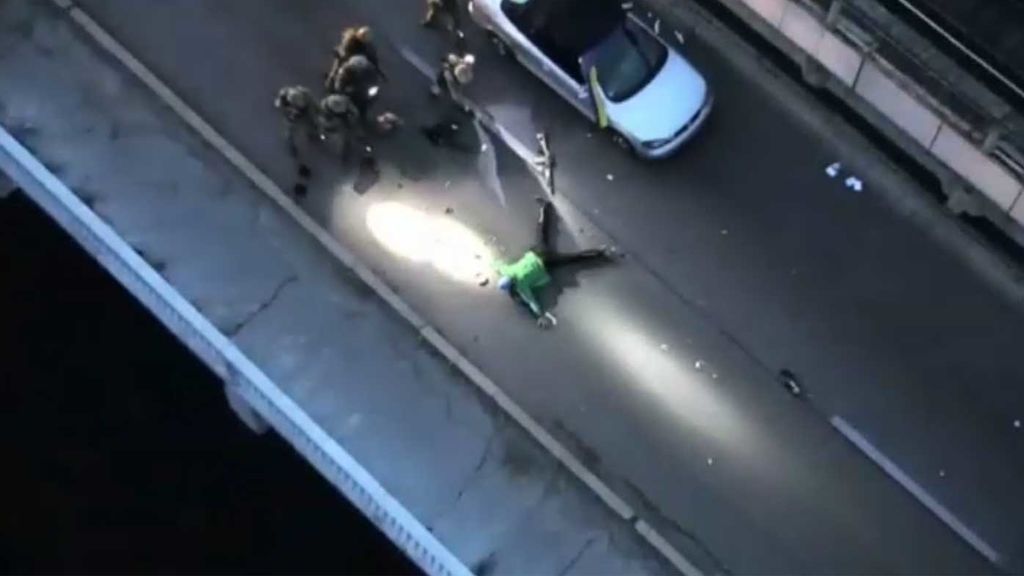 Espectacular detención de un hombre que pretendía volar un puente en el centro de Kiev