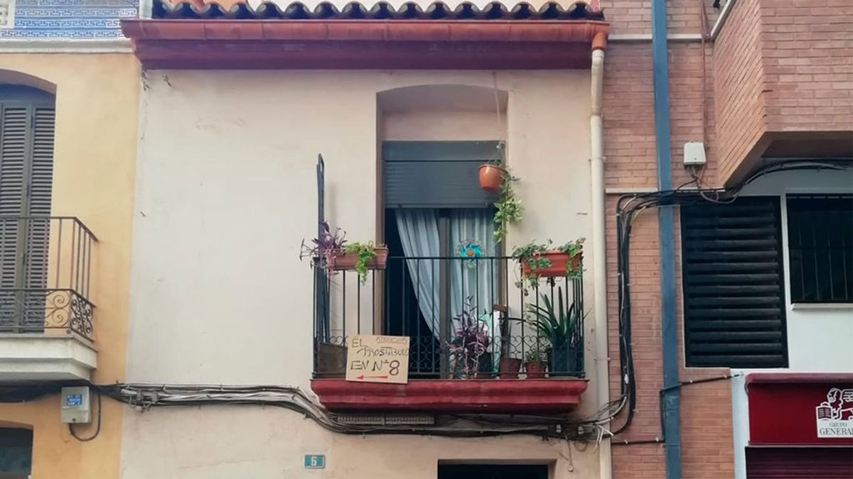 “El prostíbulo en el número 8”, este cartel, en su balcón, resume la vida imposible que vive un matrimonio, en Castellón. “El prostíbulo en el número 8”, este cartel, en su balcón, resume la vida imposible que vive un matrimonio, en Castellón.