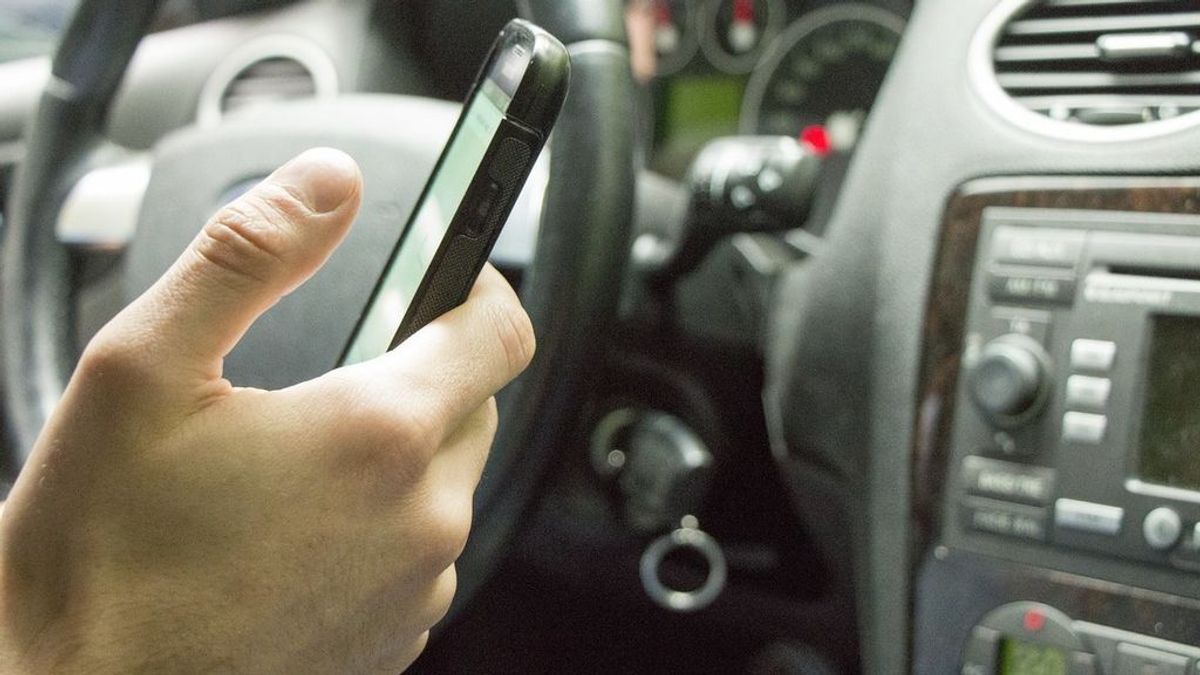 La mitad de los 'millenials' usa el móvil al volante