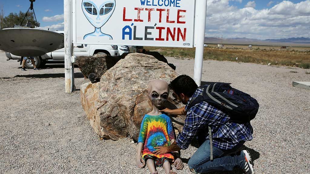 Cientos de personas se preparan para 'asaltar' y rescatar a los extraterrestres del área 51 la base secreta de EEUU Cientos de personas se preparan para 'asaltar' y rescatar a los extraterrestres del área 51 la base secreta de EEUU