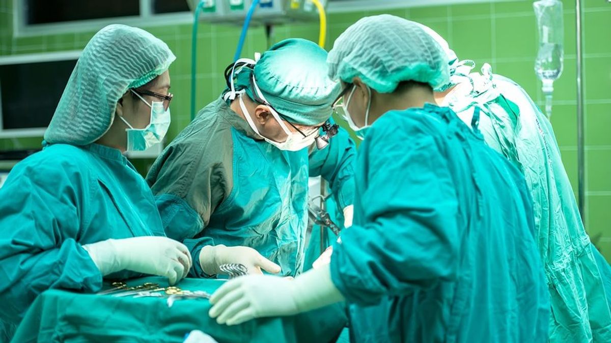 Realizan con éxito una innovadora cirugía torácica a un niño de tres años con cáncer de pulmón en un hospital de Coruña